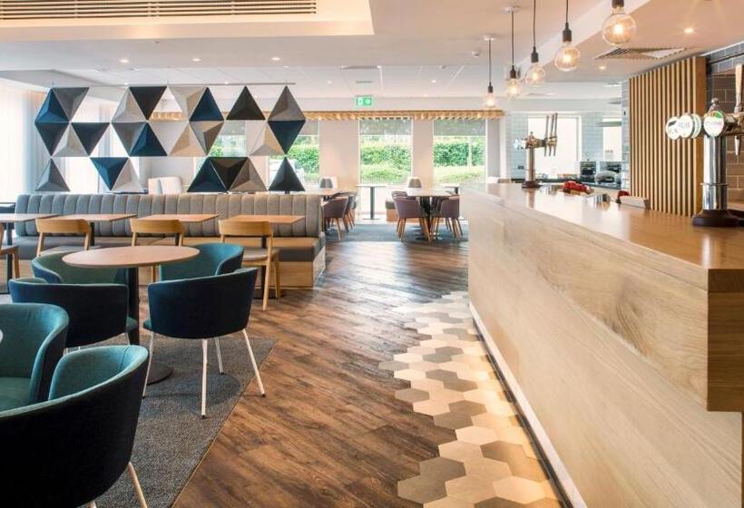 Отель Holiday Inn Express Oxford Kassam Stadium, An Ihg