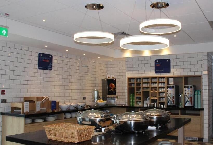 Отель Holiday Inn Express Oxford Kassam Stadium, An Ihg