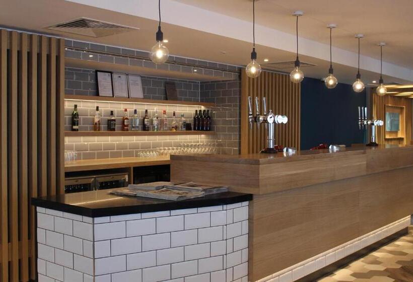 Отель Holiday Inn Express Oxford Kassam Stadium, An Ihg