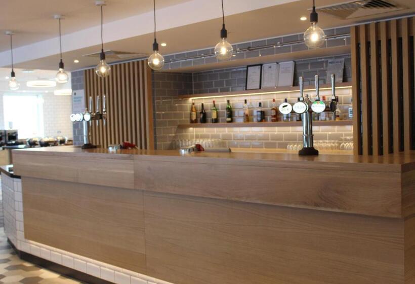 Отель Holiday Inn Express Oxford Kassam Stadium, An Ihg