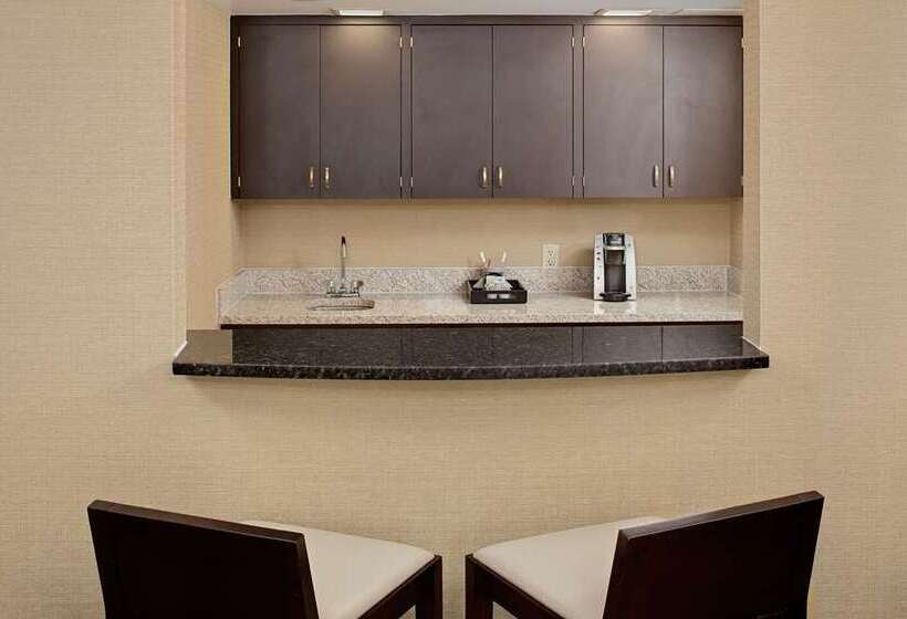 هتل Nashville Airport Marriott