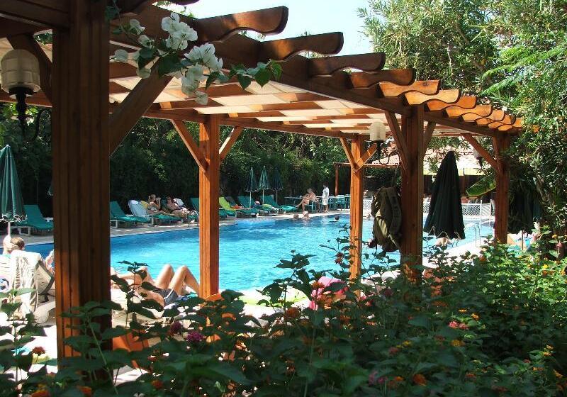 هتل Perdikia Beach