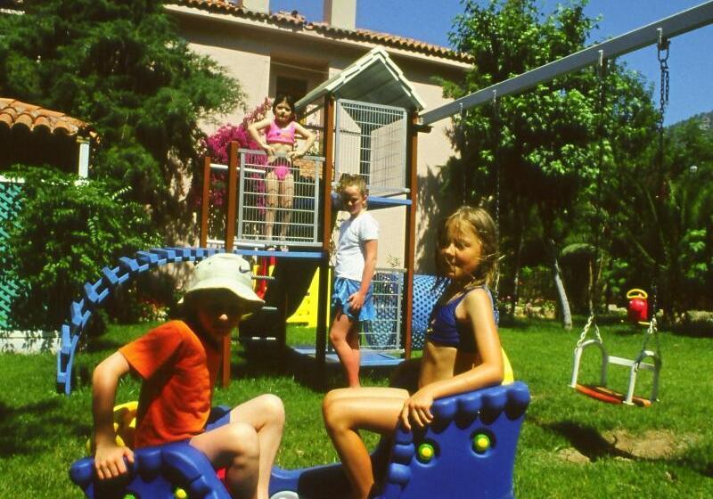 هتل Perdikia Beach