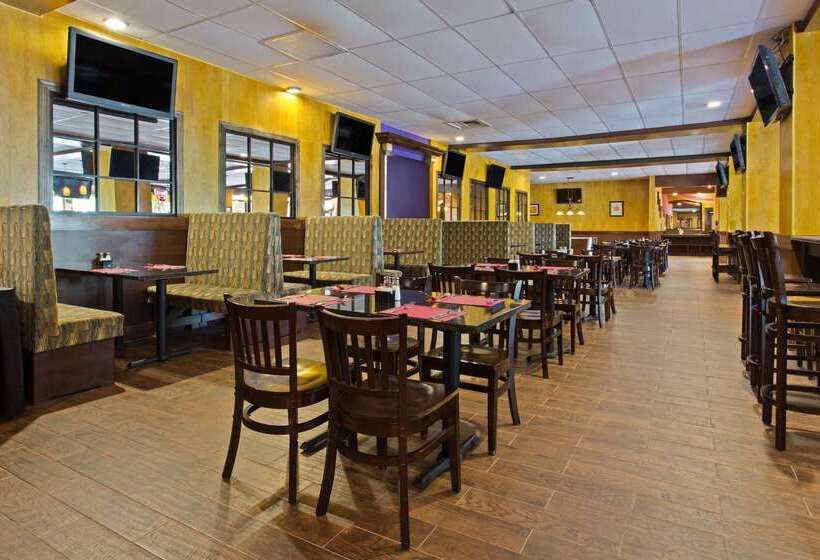 בית מלון כפרי Ramada By Wyndham Tampa Westshore Airport South