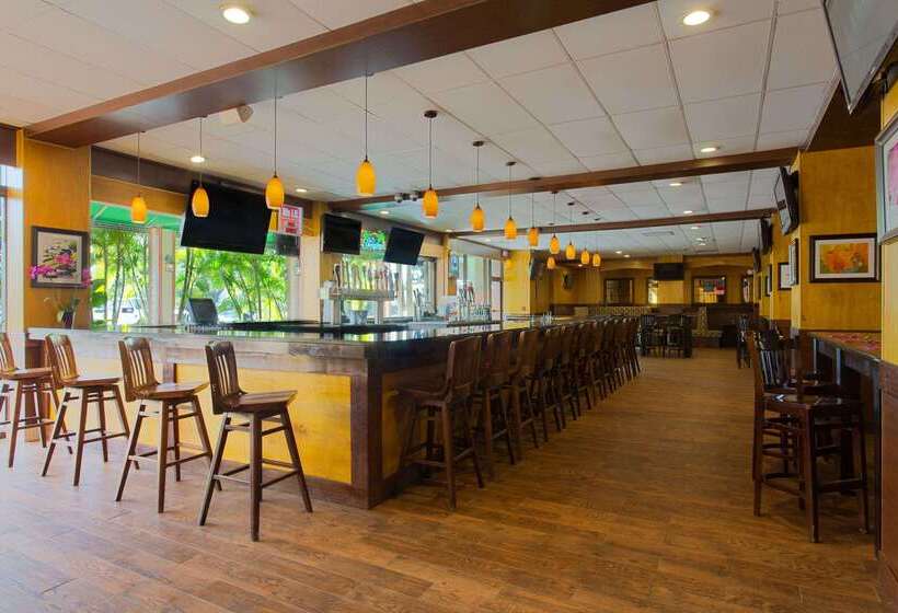 בית מלון כפרי Ramada By Wyndham Tampa Westshore Airport South