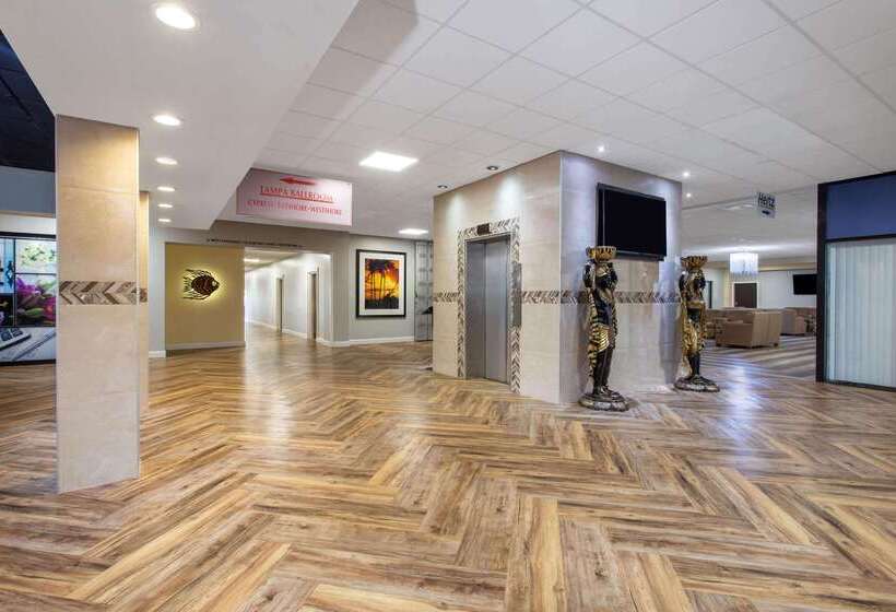 בית מלון כפרי Ramada By Wyndham Tampa Westshore Airport South