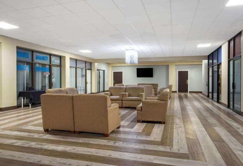 בית מלון כפרי Ramada By Wyndham Tampa Westshore Airport South