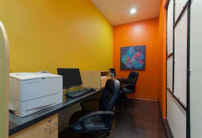 בית מלון כפרי Ramada By Wyndham Tampa Westshore Airport South