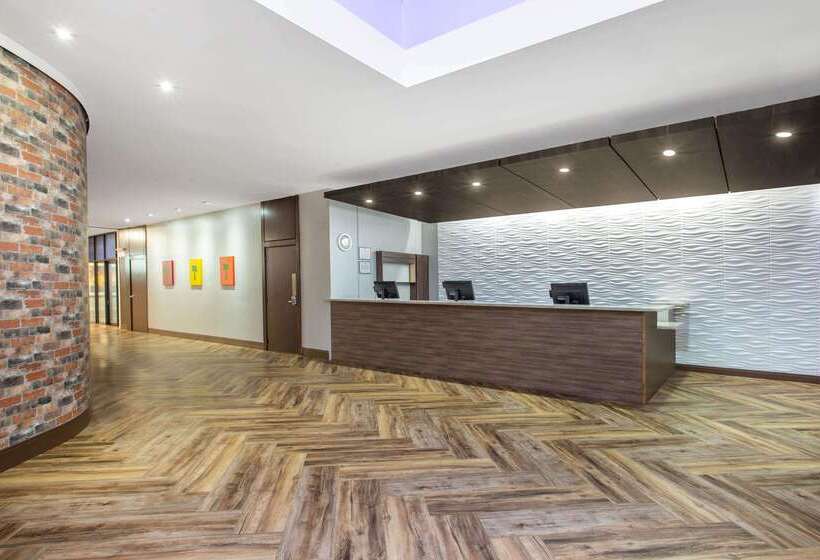 בית מלון כפרי Ramada By Wyndham Tampa Westshore Airport South