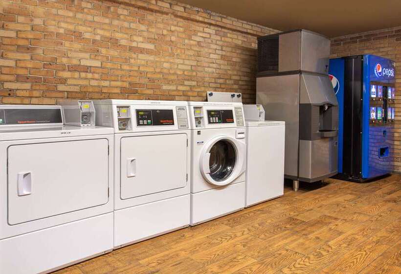 בית מלון כפרי Ramada By Wyndham Tampa Westshore Airport South