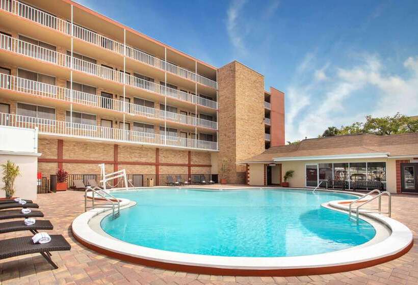 בית מלון כפרי Ramada By Wyndham Tampa Westshore Airport South