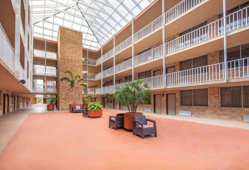 בית מלון כפרי Ramada By Wyndham Tampa Westshore Airport South