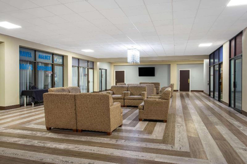 בית מלון כפרי Ramada By Wyndham Tampa Westshore Airport South