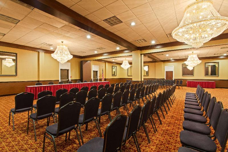 בית מלון כפרי Ramada By Wyndham Tampa Westshore Airport South