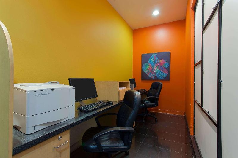 בית מלון כפרי Ramada By Wyndham Tampa Westshore Airport South