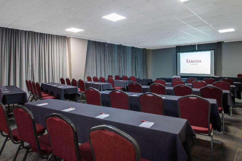 בית מלון כפרי Ramada By Wyndham Tampa Westshore Airport South