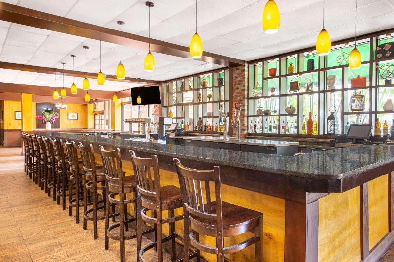 בית מלון כפרי Ramada By Wyndham Tampa Westshore Airport South