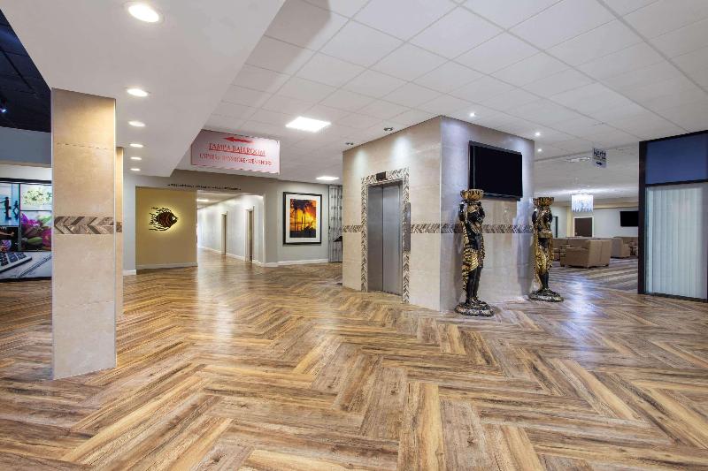 בית מלון כפרי Ramada By Wyndham Tampa Westshore Airport South