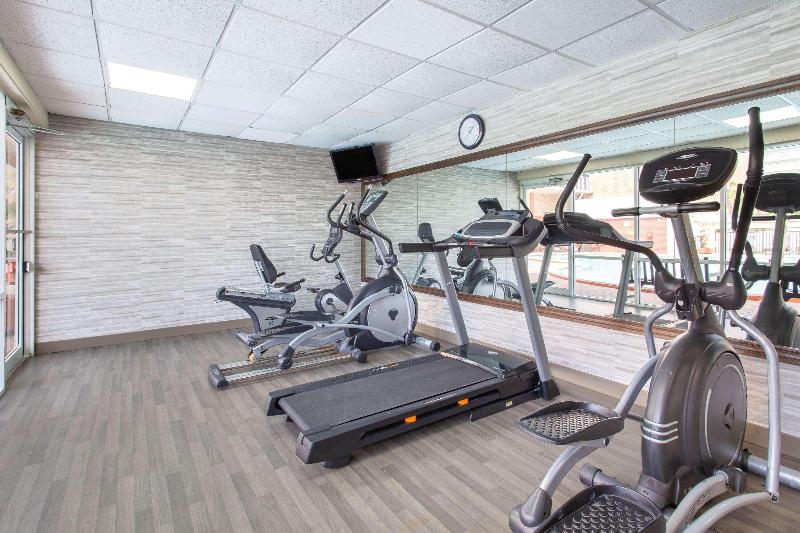 فندق Ramada By Wyndham Tampa Westshore Airport South