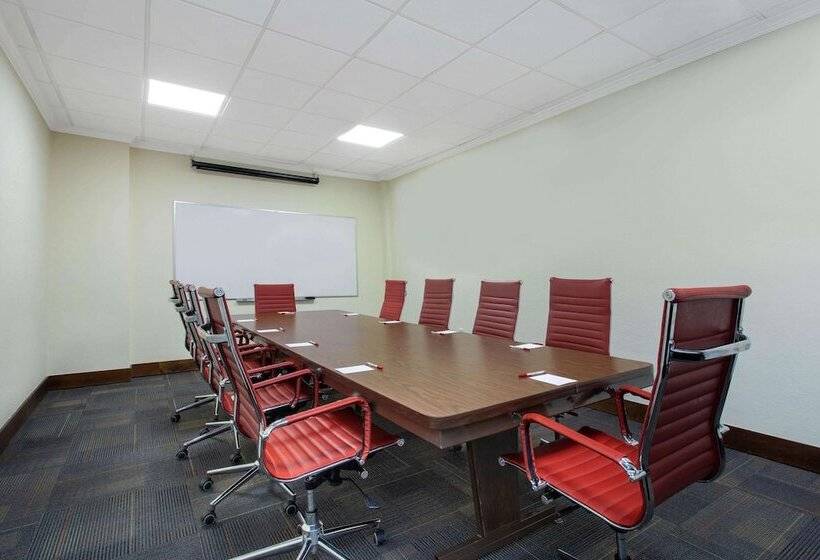 בית מלון כפרי Ramada By Wyndham Tampa Westshore Airport South