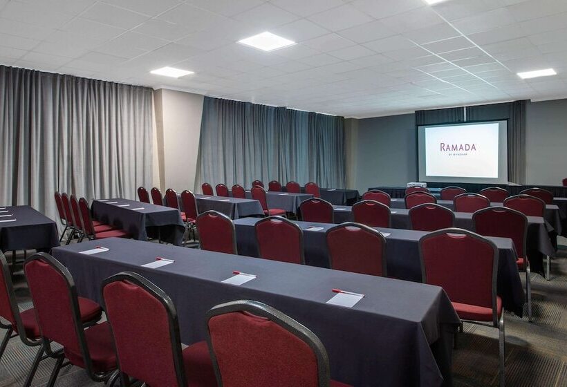 בית מלון כפרי Ramada By Wyndham Tampa Westshore Airport South