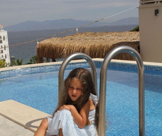 Отель Rosy Suites