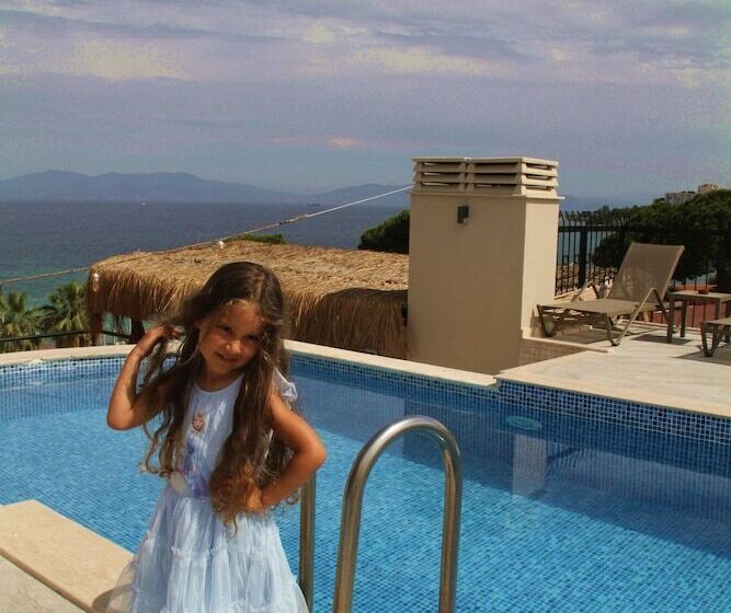 Отель Rosy Suites