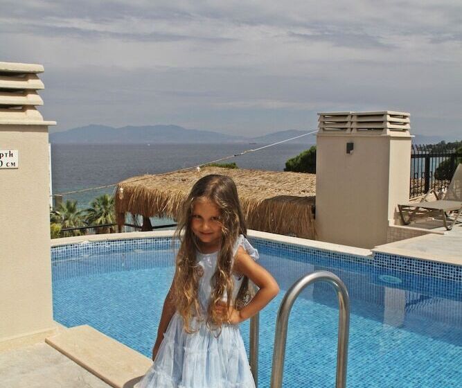 Отель Rosy Suites