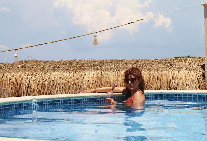 Отель Rosy Suites