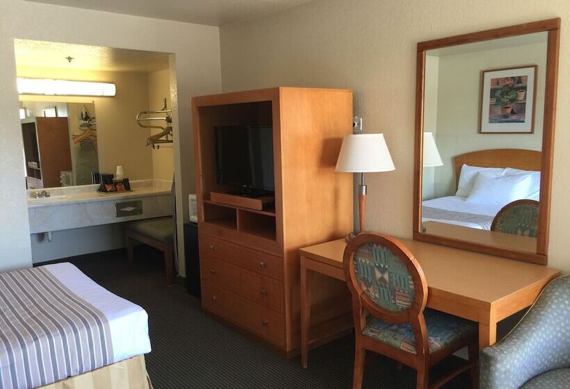 Отель Fresno Inn
