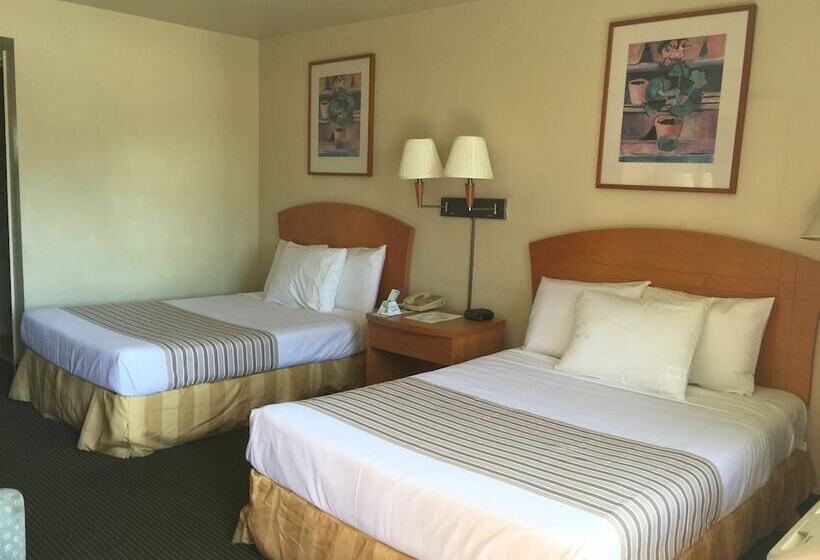 Отель Fresno Inn