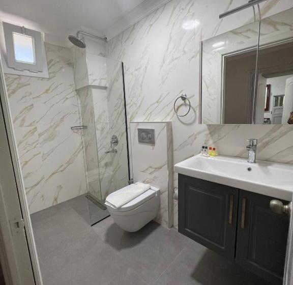 Moonshine Hotel & Suites