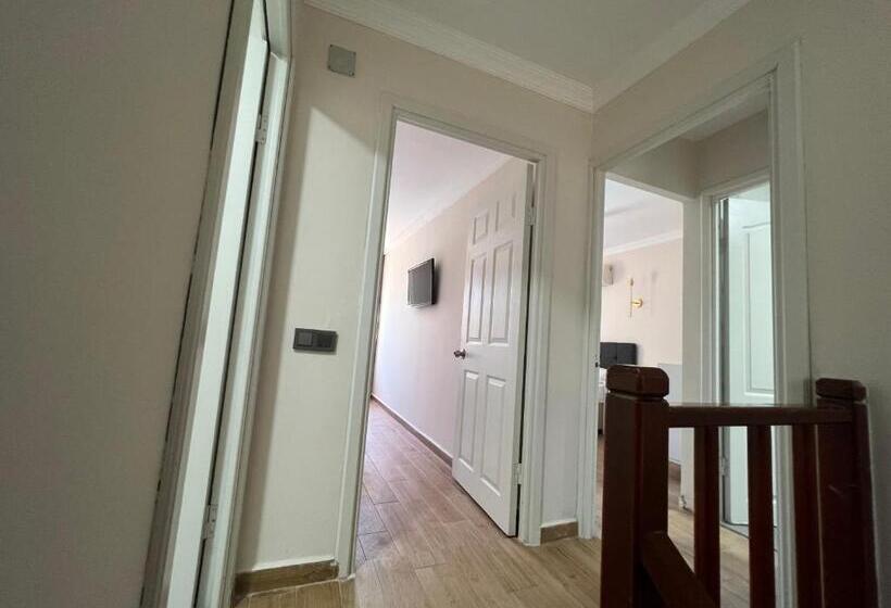 Moonshine Hotel & Suites