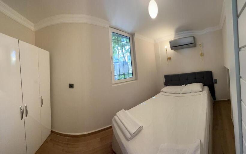 Moonshine Hotel & Suites