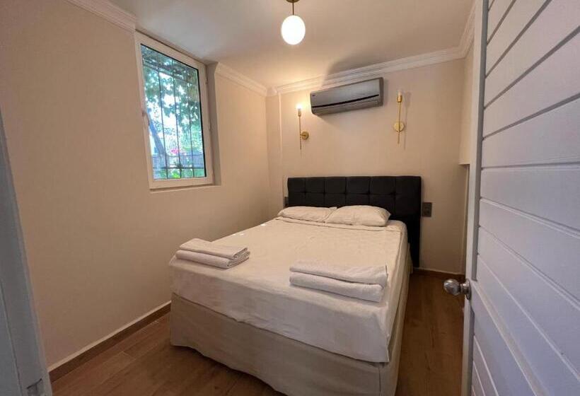 Moonshine Hotel & Suites