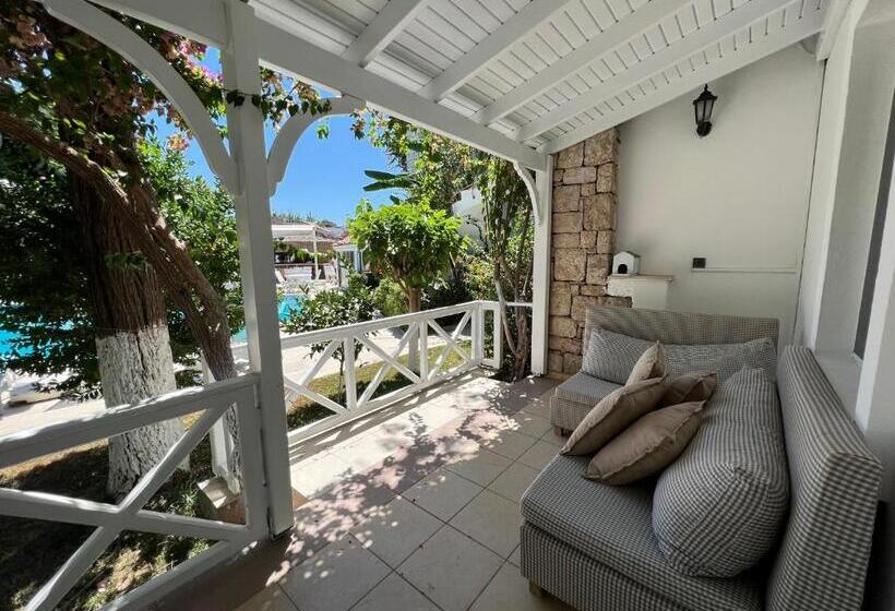 Moonshine Hotel & Suites