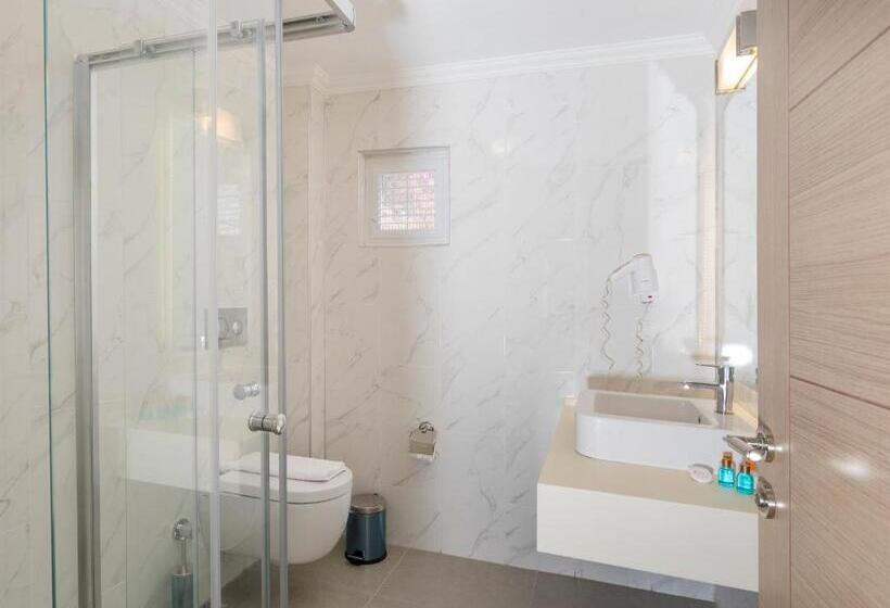 Moonshine Hotel & Suites