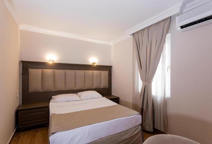 Moonshine Hotel & Suites