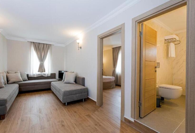 Moonshine Hotel & Suites