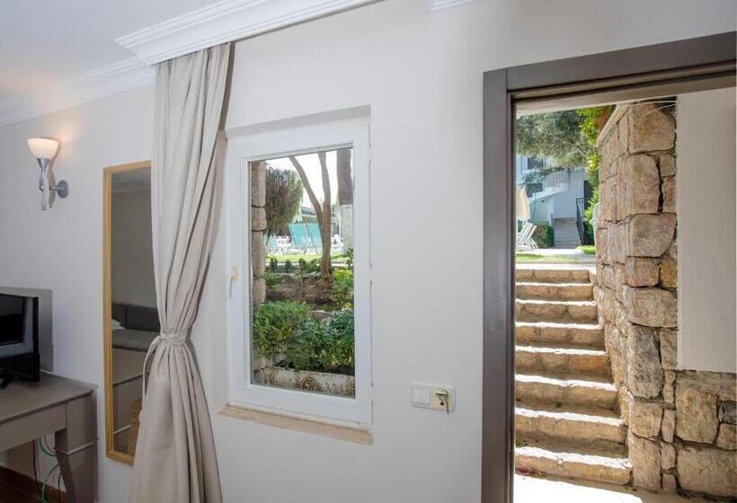 Moonshine Hotel & Suites