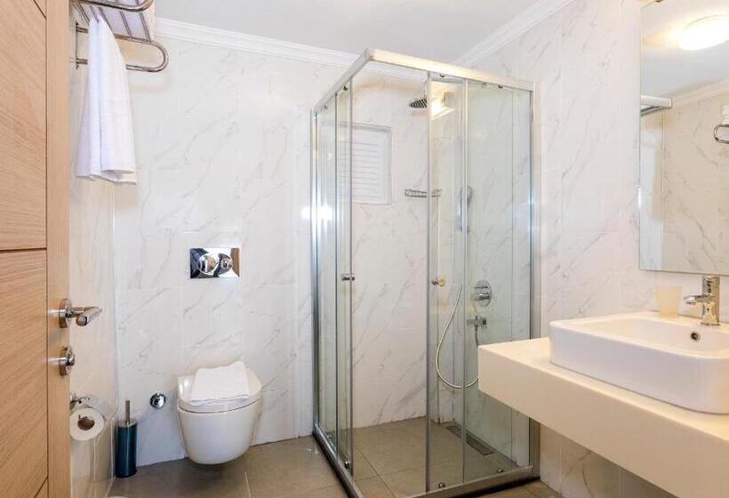 Moonshine Hotel & Suites