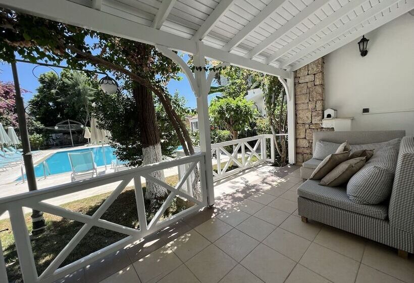 Moonshine Hotel & Suites