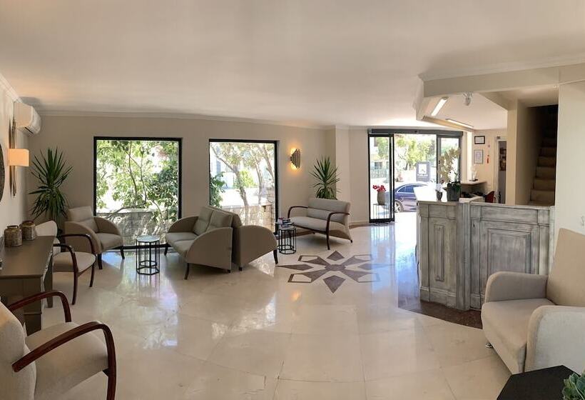 Moonshine Hotel & Suites