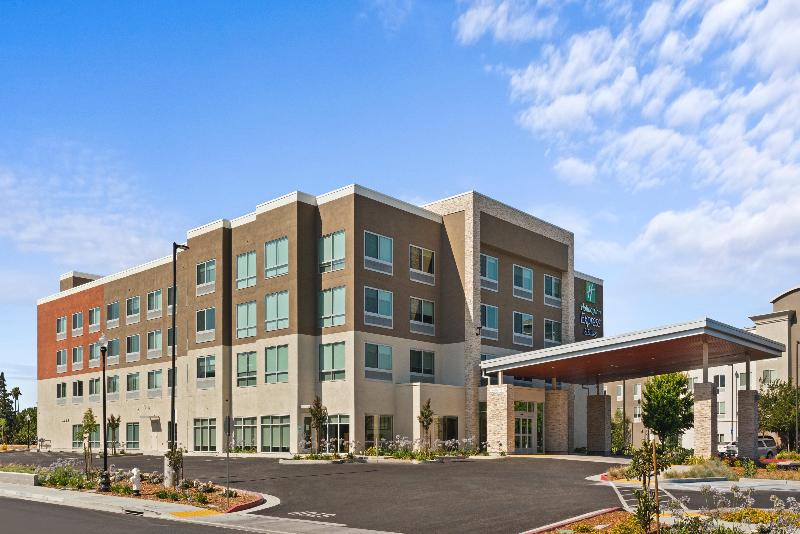 Отель Holiday Inn Express & Suites Suisun City, An Ihg