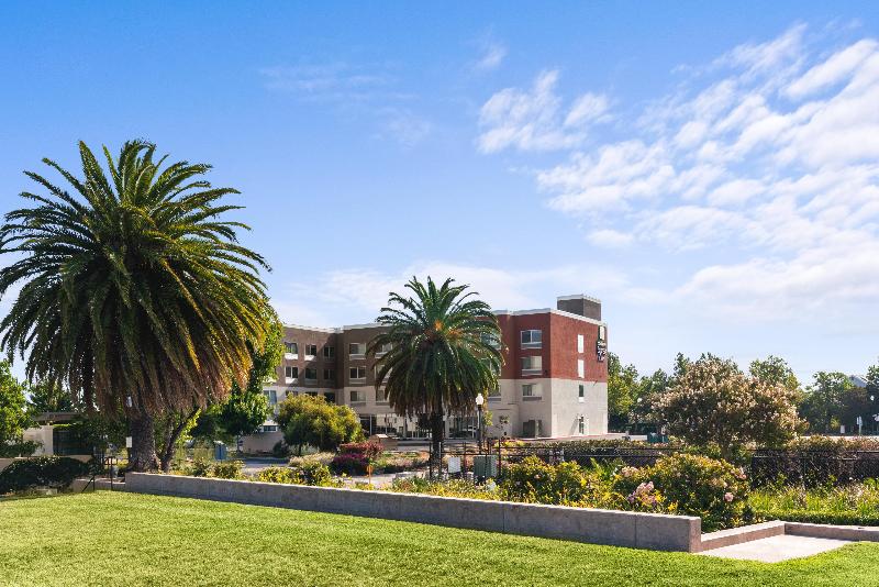 Отель Holiday Inn Express & Suites Suisun City, An Ihg