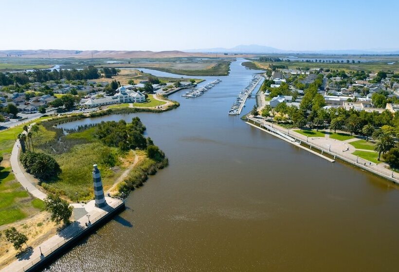 Отель Holiday Inn Express & Suites Suisun City, An Ihg