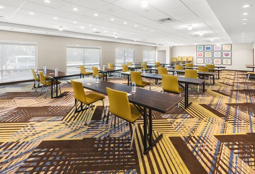 Отель Holiday Inn Express & Suites Suisun City, An Ihg