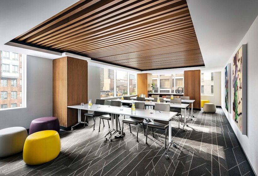 Humaniti Hotel Montreal, Autograph Collection