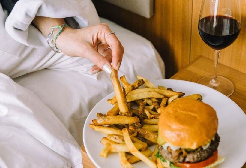 Humaniti Hotel Montreal, Autograph Collection