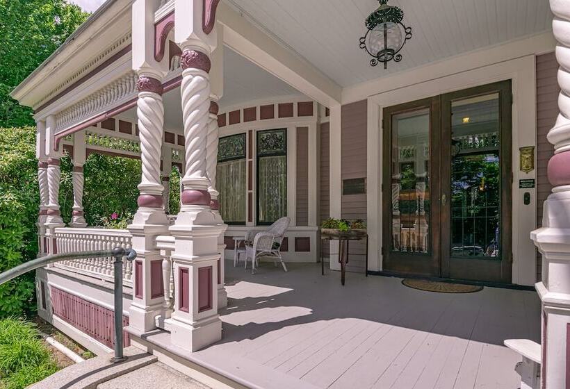 مبيت وإفطار The Lady Mary Inn